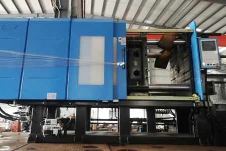 果筐注塑機(jī)廠家如何保證設(shè)備性能的一致性和穩(wěn)定性？