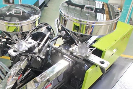 如何選擇混雙色注塑機(jī)？看完后漲知識！